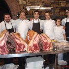 José Gordón —segundo por la izquierda— junto a su equipo de cocina, ayer, en El Capricho.