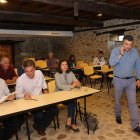 El presidente de Asodebi, José Luis Ramón (de pie), en una asamblea de la asociación. ANA F,. BARREDO