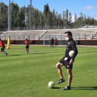 José Manuel Aira con los jugadores de la Cultural durante un entrenamiento. REDACCIÓN