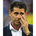 Fernando Hierro muestra su rostro amargo ante un Jordi Alba con las lágrimas en los ojos, consolado por David Silva. SERGEI CHIRIKOV