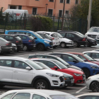 Coches estacionados en la calle en Ponferrada. L. DE LA MATA