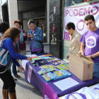Simpatizantes de Podemos, en una mesa informativa instalada en la plaza de Lazúrtegui.