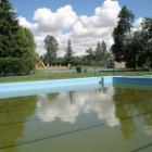 El agua de las piscinas municipales presenta un color verdoso.