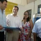 Representantes de Benalmádena entregaron un regalo al edil García del Blanco
