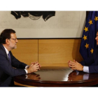 El presidente en funciones y líder del PP, Mariano Rajoy, con el jefe de Ciudadanos, Albert Rivera, la pasada semana en el Congreso.