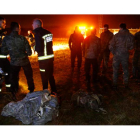 Varios miembros del operativo de rescate, bomberos y militares, junto a las pertenencias del paracaidista, anoche en Valverde.