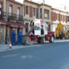 La calle de Las Escuelas vive los trabajos de remodelación de aceras
