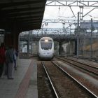 Un Alvia, entrando en la estación de tren de Ponferrada, en una imagen de archivo. ANA F. BARREDO