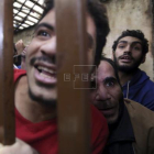 Un grupo de hombres reacciona tras ser absueltos de una acusación de "libertinaje" por un tribunal de El Cairo (Egipto).