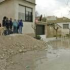 Vecinos de la localidad zaragozana de Novillas observan la situación
