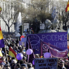 Numerosas personas aguardan junto a la fuente de La Cibeles para participar en la manifestación que Podemos ha convocado hoy bajo el lema "Marcha por el cambio", una "movilización histórica" para abrir "un cambio de ciclo político en España" y que parte a