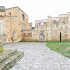 La llamada casa del abad, en el monasterio de Sandoval, del que solo quedan las paredes. HISPANIA NOSTRA