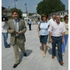 El alcalde de Ponferrada, a mediodía de ayer, recorriendo la remodelada plaza junto con la pedánea