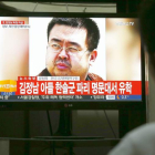 Un hombre mira la tele tras el asesinato del hermano mayor del líder norcoreano Kim Jong-un. J.H.