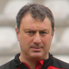 El entrenador de la Ponferradina, José Manuel Díaz, primero por la izquierda, se echa las manos a la cabeza con el resto del banquillo siguiendo el juego del campo.