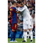 El defensa del Real Madrid Sergio Ramos, a la derecha, y Dani Alves durante el último clásico.