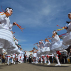 Los danzantes durante la procesión de la fiesta del Voto de Pobladura de Pelayo García. MEDINA