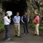 García, Majo, Mendoza y Díez en el túnel de acceso a Soto de Sajambre. CAMPOS