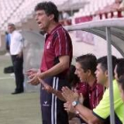 Antonio Gómez pide, con gesto expresivo, tensión a sus jugadores