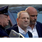 El productor Harvey Weinstein en el momento de su llegada a la comisaría de Nueva York en la que se entregó. PETER FOLEY