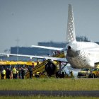 Los pasajeros del vuelo VY 8366 desembarcan entre grandes medidas de seguridad.