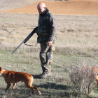 Un cazador leonés en la primera jornada de la temporada junto a sus dos perros. RAMIRO