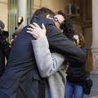 El emotivo abrazo entre Carles Mundó y Marta Rovira en la prisión de la Model.