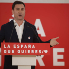 El nuevo diputado del PSOE, Javier Cendón, en un mitin. RAMIRO