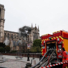 Bomberos ante Notre Dame, tras extinguir las llamas.