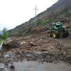 Imagen facilitada por el Ayuntamiento de Palacios con la máquina municipal trabajando para abrir un paso provisional. AYTO .PALACIOS