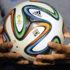 El 'Brazuca', el balón que utilizarán llos jugadores en el Mundial de fútbol de Brasil, el próximo verano.