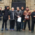 Luis y Bili Jiménez junto al alcalde de Astorga, Arsenio García. DL