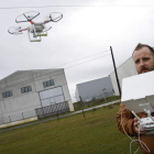 David Nava, con su drone, haciendo una prueba en un descampado alejado de la ciudad.