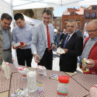 Arconada, Cordero, Majo, Palazuelo y Gallego delante del puesto de la IGP Alubia de La Bañeza; a continuación visitando a los productores de la feria.
