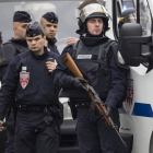 Agentes de la policía francesa antes del asalto que tuvo lugar en Dammartin-en-Goele y que terminó con los dos islamistas abatidos a tiros.