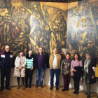 Un grupo de visitantes frente al mural ‘El Gran Parnaso Español’ en la Fundación Vela Zanetti. DL
