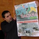 El concejal de Fiestas, Ángel Fidalgo, posa con el cartel de la feria