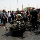 La gente se reúne en el lugar en el que ha estallado la bomba en Ciudad Sadr, Bagdad.