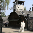 El papa entra solo y con semblante serio al campo de refugiados Auschwitz. OBSERVATORE ROMANO