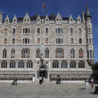 El edificio Museo Casa Botines, del arquitecto Gaudí, se sitúa junto a la Diputación de León. FERNANDO OTERO