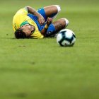 Neymar se dobló el tobillo en un balón disputado con el catarí Assim Madibo.