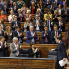 Rajoy, aplaudido por los diputados de su grupo tras su intervención de ayer en el pleno del Congreso. JAVIER LIZON