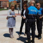 Mª Eugenia Gancedo e Inmaculada Bartolomé, junto a efectivos policiales, en el recinto ferial.