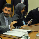 Mahmud Ahmadinejad, firma el libro de visitas de la ONU.