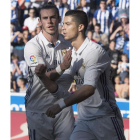 Cristiano Ronaldo, derecha, celebra con Gareth Bale uno de los goles marcados al Alavés. ADRIÁN RUIZ
