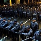 La policía refuerza la entrada al centro de reuniones en Monterrey donde se celebra la cumbre