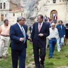 El consejero de Fomento y Medio Ambiente, Antonio Silván, durante su visita a Quintanilla.