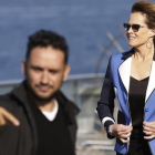 J. A. Bayona, junto a Sigourney Weaver, en San Sebastián, donde presentaron 'Un monstruo viene a verme'.