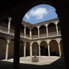 Imagen de archivo del monumental patio del Palacio de Grajal de Campos. JESÚS F. SALVADORES