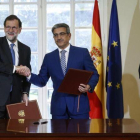 El presidente del Gobierno, Mariano Rajoy, el líder de Nueva Canarias, Román Rodríguez y el diputado Pedro Quevedo, durante la firma del acuerdo para aprobar los Presupuestos del 2017 en mayo.